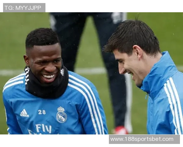 维尼修斯绯闻女友现身伯纳乌26岁三孩妈引发热议