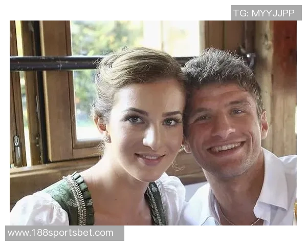 穆勒与德赖塞特尔亲密合影社交媒体上互称传奇人物