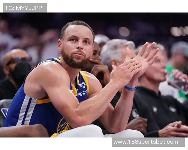 库里半场表现抢眼7投5中贡献14分2助攻三分球命中率高达60成为全队得分王