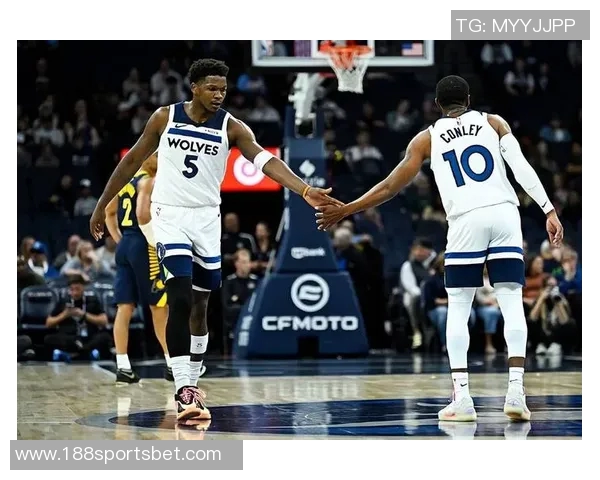 兰德尔半场表现稳定11投6中贡献14分4篮板1助攻1抢断