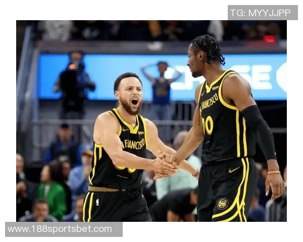 老将默契配合霍福德助攻库里精彩反篮打成21