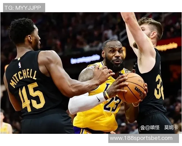 詹姆斯助力八村频频攻筐展现默契配合引发球迷热议 詹姆斯助力八村频频攻筐展现默契配合引发球迷热议