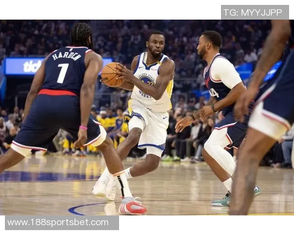 维金斯半场表现出色6中4砍下11分助攻与抢断均有贡献 维金斯半场表现出色6中4砍下11分助攻与抢断均有贡献