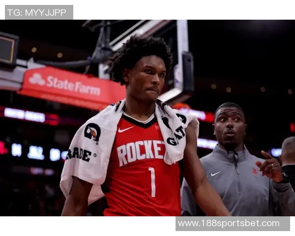 马刺队哈珀脚踝受伤佩戴保护靴拄拐杖离开球馆希望早日康复